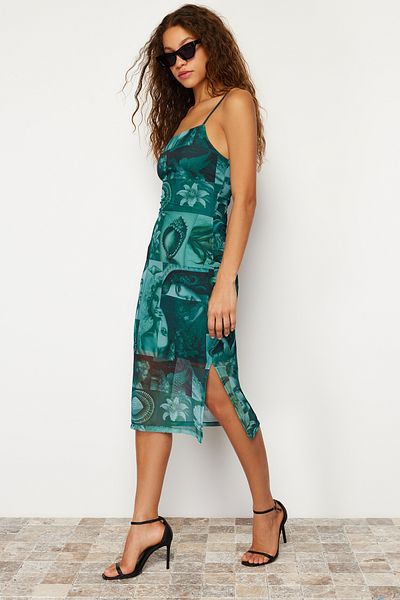 Trendyol Collection Smaragdgrünes tailliertes/tailliertes Midi-Bleistiftkleid aus flexiblem Strick und Riemchen mit quadratischem Ausschnitt TWOSS22EL00726