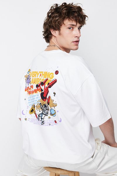 Trendyol Collection Weißes Oversize/Wide Cut Space bedrucktes T-Shirt aus 100 % Baumwolle TMNSS24TS00085