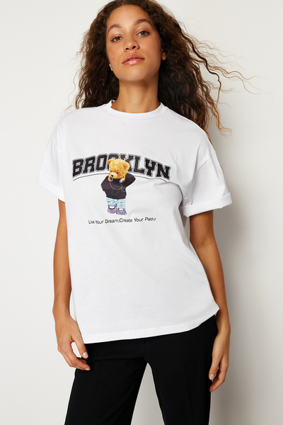 Trendyol Collection Λευκό 100% βαμβακερό μπλουζάκι με στάμπα Oversize/Wide Fit Crew Neck Knitted T-shirt TWOSS24TS00065