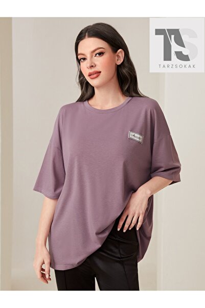 Tarzsokak Tricou cu umăr descoperit, cu litere Mulvari și petice decorative