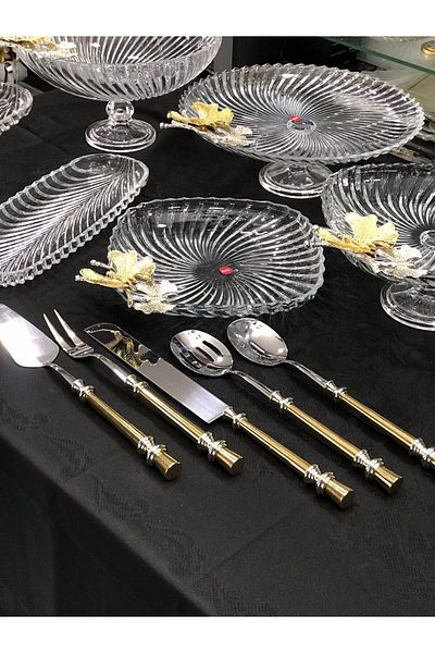 Santara طقم عرض رائع من Avangarde Gold مع فراشة معدنية مكونة من 6 أطباق عرضية ومجموعة تقديم مكونة من 5 قطع