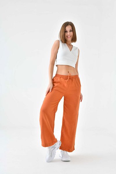 enmodaiçgiyim Pantaloni de damă din țesătură muselină din bumbac 100% culoare țiglă – pantaloni largi, cu buzunare, cu croiala confortabilă