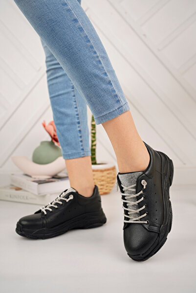 LARİNA SHOES حذاء رياضي نسائي برباط باللون الأسود