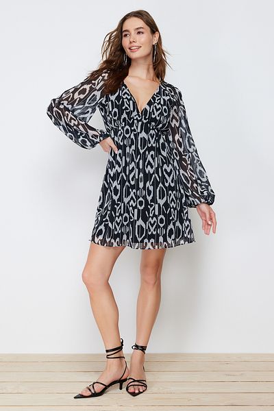 Trendyol Collection Černé vzorované mini tkané šaty s šifonovou podšívkou TWOSS23EL00519