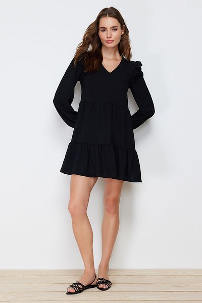 Trendyol Collection Schwarzes, gerade geschnittenes Mini-Webkleid mit gerafften Rüschen und Details TWOAW22EL0762