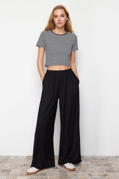 Trendyol Collection Dehnbare Cordhose aus schwarzem Strick - Weites Bein TWOSS24PL00075