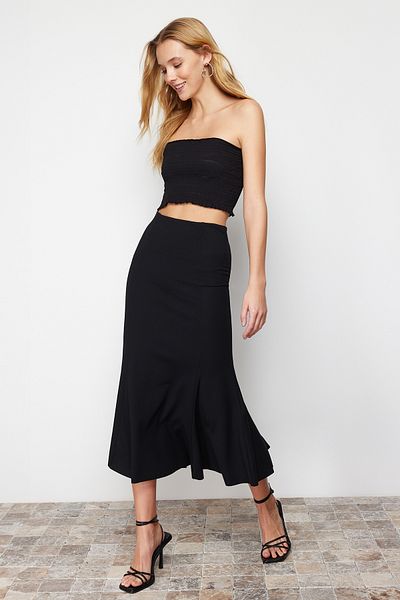 Trendyol Collection Czarna plisowana spódnica midi z elastycznej dzianiny TWOSS24ET00037
