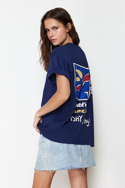 Trendyol Collection Sötétkék 100% pamut nyomott túlméretezett/széles szabású, nyakú, kötött póló TWOSS23TS00329