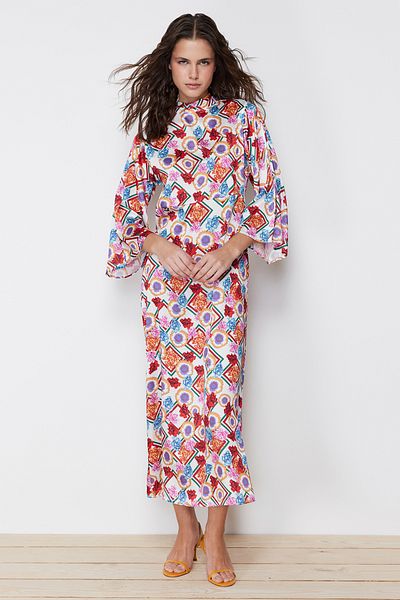 Trendyol Modest Vícebarevné saténové tkané šaty s květinovým vzorem TCTSS24DB00016
