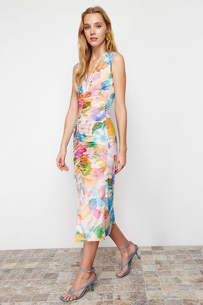 Trendyol Collection Květinové tištěné Fitted/Fitted Gather Detailní pletené flexibilní midi tužkové šaty TWOSS23EL00751