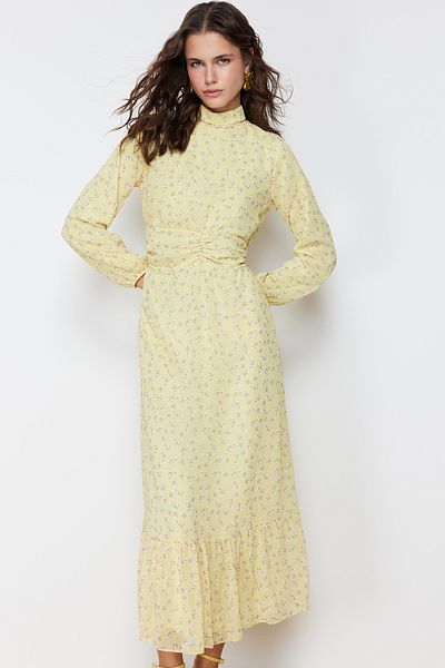 Trendyol Modest Żółta sukienka w kwiaty z wysokim kołnierzem i szczegółową podszewką z szyfonu TCTSS22EB0032