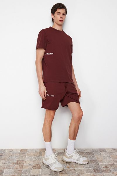Trendyol Collection Brązowy zestaw piżamy z nadrukiem z logo i dzianinowymi spodenkami TMNSS24PT00001