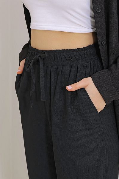 Trend Alaçatı Stili Schwarzes Oversize-Shirt und locker geschnittene Crinkle-Hose-Set für Damen ALC-X9652