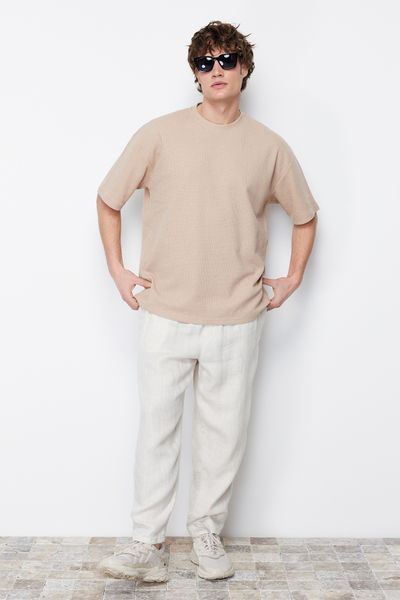 Trendyol Collection Kamelfarbenes, übergroßes/weit geschnittenes, kurzärmliges Basic-T-Shirt mit Rundhalsausschnitt und Strukturmuster TMNSS22TS00049