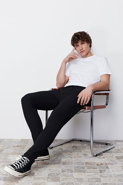 Trendyol Collection Modell TMNSS24PL00013 – Schwarze gewebte Hose im Slim Fit, elastische Taille