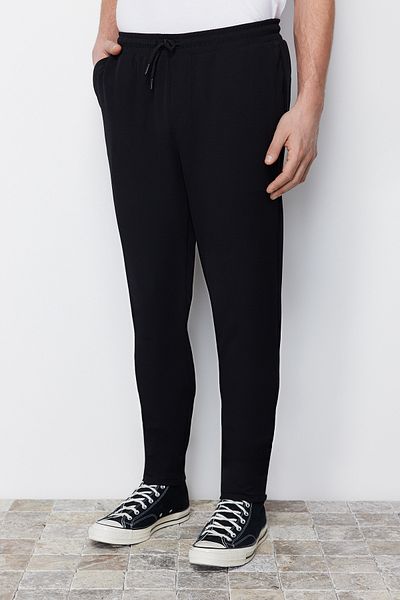 Trendyol Collection Modell TMNSS24PL00013 – Schwarze gewebte Hose im Slim Fit, elastische Taille