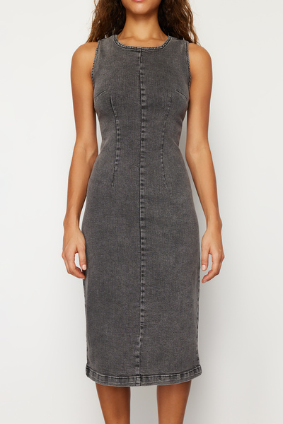 Trendyol Collection Antracitové vypasované/tělové midi džínové šaty TWOSS24EL00383