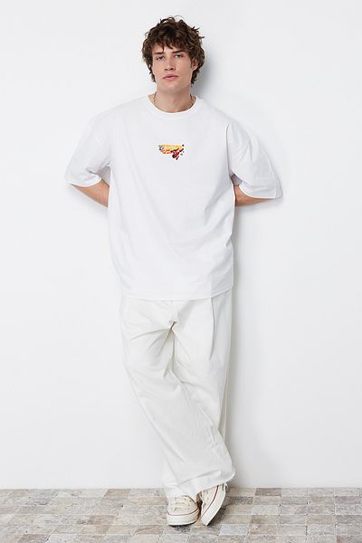 Trendyol Collection Weißes Oversize/Wide Cut Space bedrucktes T-Shirt aus 100 % Baumwolle TMNSS24TS00085