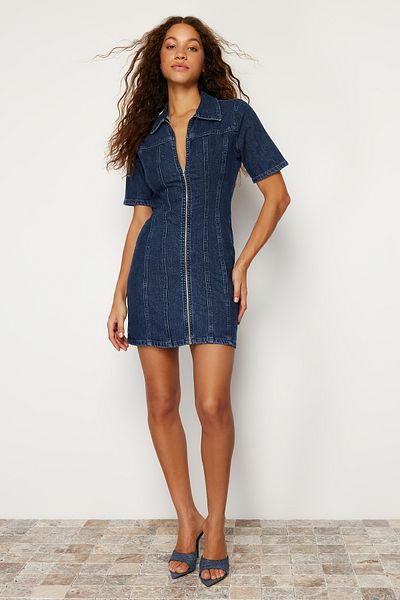 Trendyol Collection Dunkelblaues, figurbetontes Mini-Jeanskleid mit Reißverschluss TWOSS24EL00381