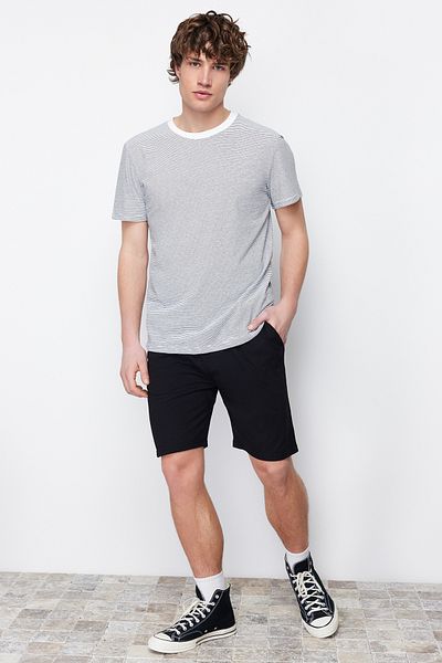Trendyol Collection Černé šortky Regular Fit/Regular Cut Basic Shorts & Bermudy TMNSS20SR0169