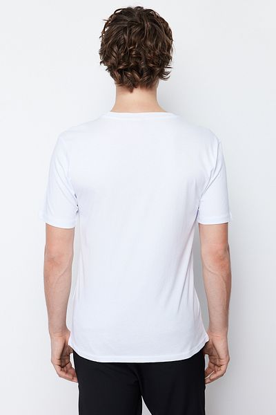 Trendyol Collection Weißes, schmal geschnittenes, kurzärmliges T-Shirt aus 100 % Baumwolle mit Rundhalsausschnitt TMNSS19BO0001