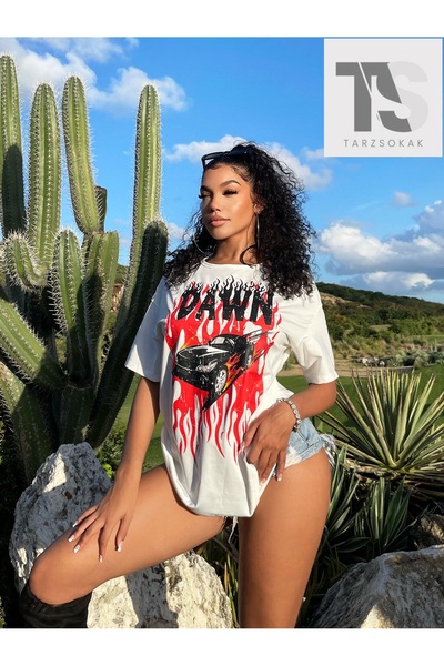 Tarzsokak Tricou SXY cu grafică auto și litere și umăr decupat