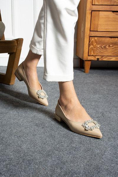 Volare Shoes حذاء باليه نسائي من الجلد اللامع ذو إبزيم لامع ومقدمة مدببة ومتج...