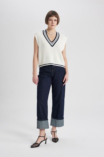 DeFacto Relax Fit Strickpullover aus Thessaloniki-Stoff mit V-Ausschnitt C1424ax24sp