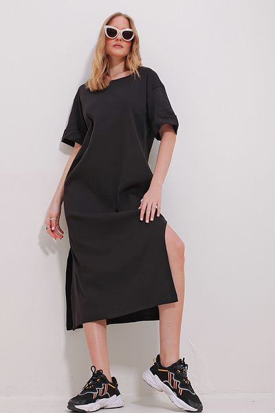 Trend Alaçatı Stili Schwarzes Damenkleid mit Rundhalsausschnitt, zwei Ärmeln und Schlitz ALC-X11485