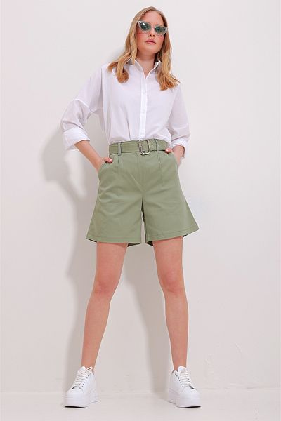 Trend Alaçatı Stili Khakifarbene Gabardine-Shorts für Damen mit doppeltem Taschenbund ALC-X11501
