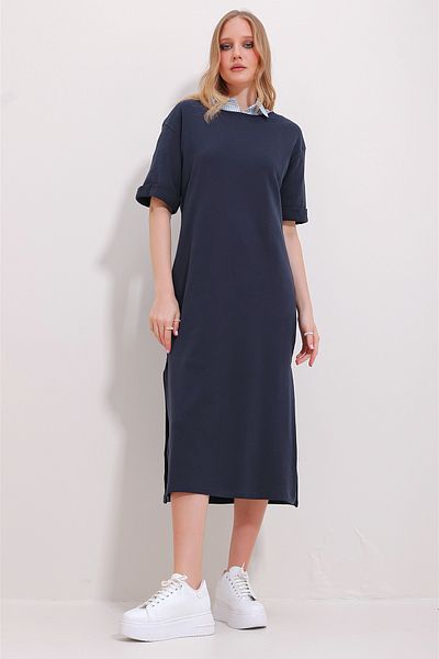 Trend Alaçatı Stili Marineblaues Damenkleid mit Rundhalsausschnitt, zwei Ärmeln und Schlitz ALC-X11485