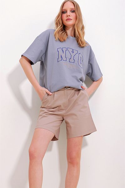 Trend Alaçatı Stili Γυναικείο μπλουζάκι Unisex υπερμεγέθη με κεντημένο με δύο κλωστές γκρι λαιμόκοψη ALC-X11502