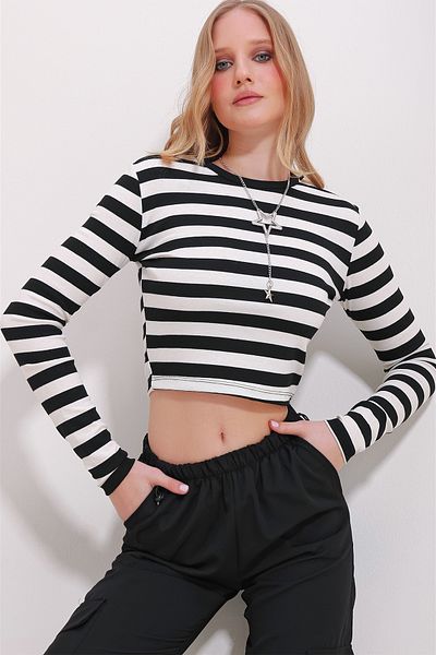 Trend Alaçatı Stili Schwarze kurze Strickbluse mit Rundhalsausschnitt, Streifen, abnehmbarer Halskette für Damen ALC-X11525