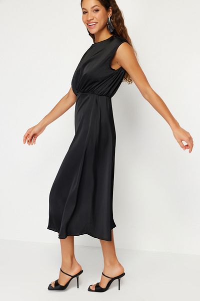 Trendyol Collection Černé tkané saténové elegantní večerní šaty ve áčkové linii Večerní šaty pro návrat domů TPRSS24EL00085