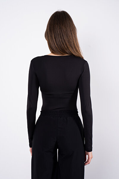 SHEISMONO Βαμβακερή μπλούζα με λαιμόκοψη σε μαύρο χρώμα