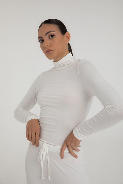 SHEISMONO Ultra měkká roláková halenka Ecru
