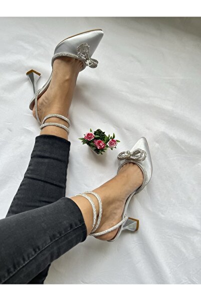 Gamze Shoes Сатиновий ремінець з камінням кольору гумусу з бантовим вузлом