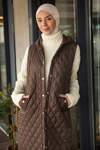 Minel Дамски кафяв пухен елек с качулка и цепка