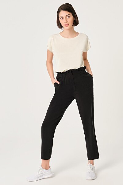 Dagi Schwarze, kurze, schmal geschnittene Hose mit elastischem Bund