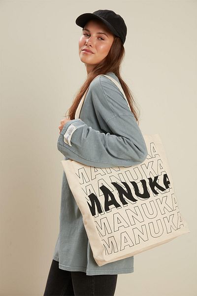 Manuka Bedruckte Stofftasche mit Seitenfalten – Schwarz
