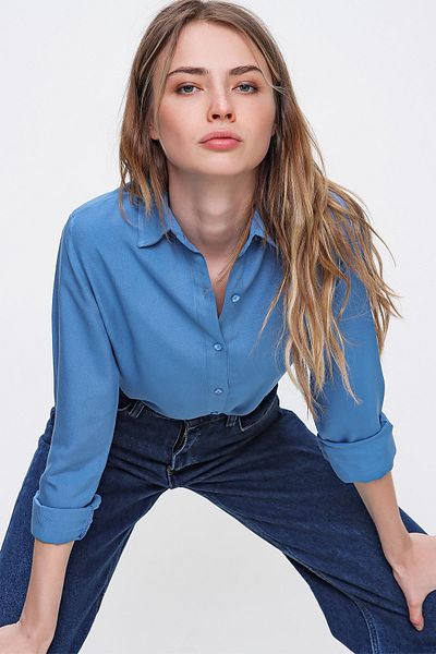 Trend Alaçatı Stili Indigoblaues Basic-Viskosehemd für Damen ALC-X5442