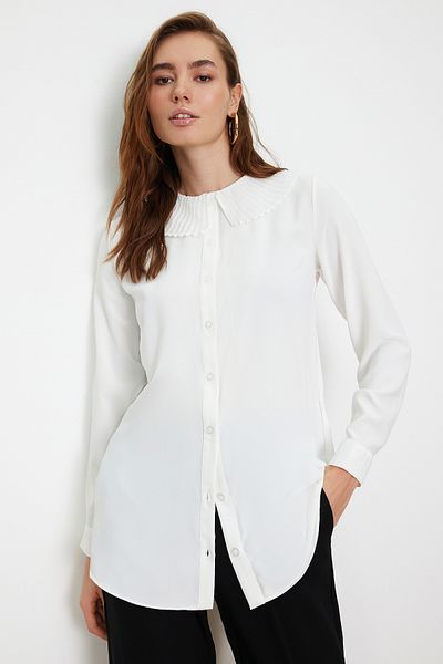 Trendyol Modest Stilvolles, gewebtes Krepphemd in Weiß mit Rüschenkragen TCTSS24TG00039