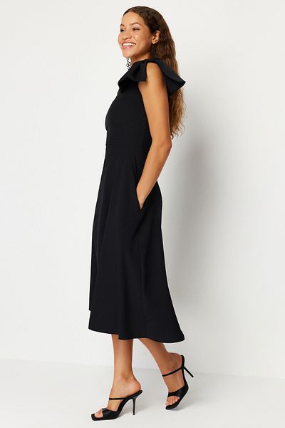 Trendyol Collection Stilvolles schwarzes Abendkleid im A-Ausschnitt mit Schleifendetail - TPRSS24EL00105