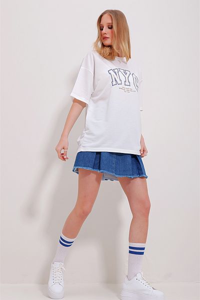 Trend Alaçatı Stili Γυναικείο μπλουζάκι Unisex υπερμεγέθη κεντημένο με δύο κλωστές λευκή λαιμόκοψη ALC-X11502