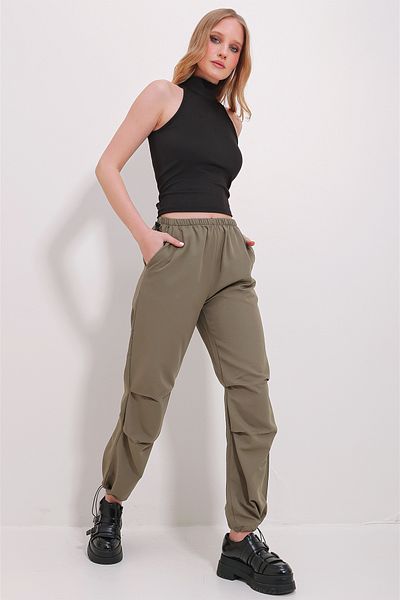 Trend Alaçatı Stili Khakifarbene Damen-Jogginghose mit hohem Bund und elastischem Bund und doppelter Tasche aus Fallschirmstoff ALC-X9980