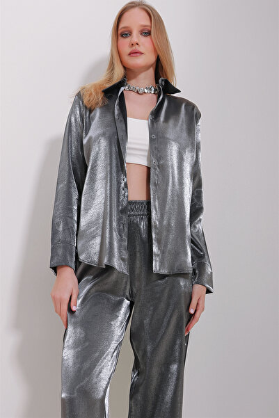 Trend Alaçatı Stili Anthrazitfarbenes, glänzend gewebtes Oversize-Hemd für Damen ALC-X11492