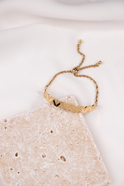 Sacha Accessories سوار من الفولاذ الذهبي المزخرف على لوحة هندسية