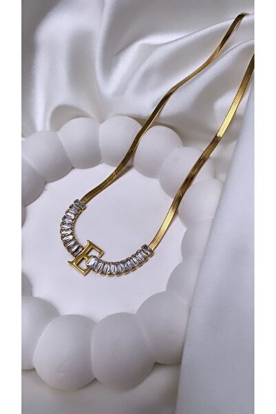 Accessories قلادة بحرف E من الفولاذ باللون الذهبي من Waterway