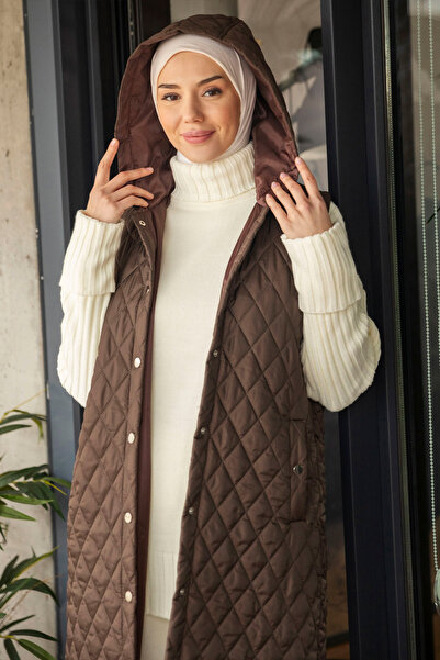 Minel Дамски кафяв пухен елек с качулка и цепка