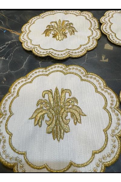 Bonny Home Glory Gold 6-Piece Коктейл Кафе Салфетка Презентация Бродирана Гардения Поставка за Презентация